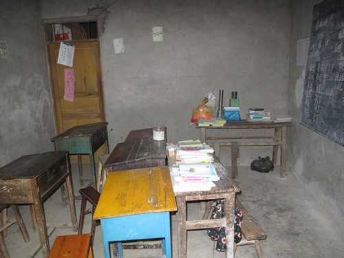 荔枝乡桥沟村小学简陋的教室