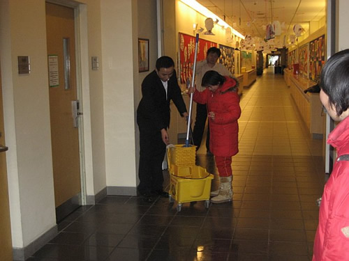 首批生涯计划的学生在顺义国际学校接受校方劳动培训