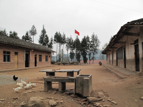 左边是景宗文老师贷款修的教室，右边的危房是他的宿舍、学校的厨房