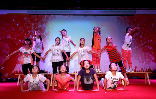 四川巴中花溪乡中心校的同学们表演反映留守儿童思念父母的舞蹈《遥远的爸爸妈妈》