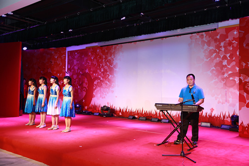 贵州安顺盲聋哑学校的刘伦乾教师和四个盲童表演诗朗诵《生命的脊梁》和四重唱《七彩阳光》