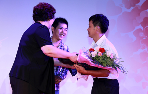 中国下一代教育基金会副理事长兼秘书长王萍为景宗文老师颁奖