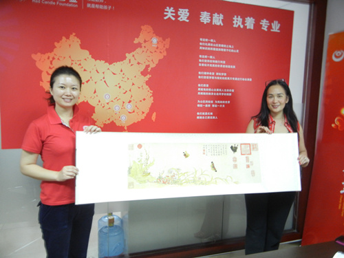 香港广西客家联谊会常务副会长温雪英为红烛赠送字画