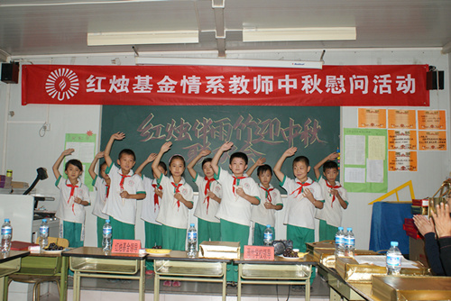 雨竹学校的学生们为大家带来陶笛表演