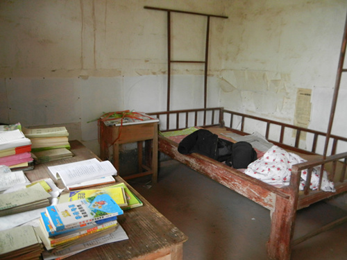 白鹤镇鸣鹿小学没有专门的宿舍，教师只能住在D级危房里