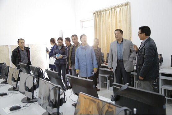 各位领导回访为朱牛乡中心小学捐赠的电脑教室