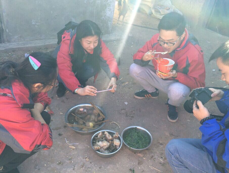 志愿者在罗文华老师家吃的的午餐